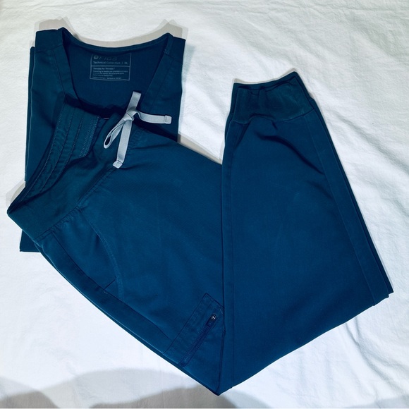 FIGS Scrubs Set - Picture 1 of 6